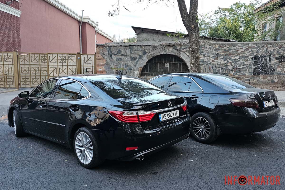 Тролейбус не може проїхати через припарковані автівки У Дніпрі через припарковану автівку зупинився рух транспорту Соборною площею 2