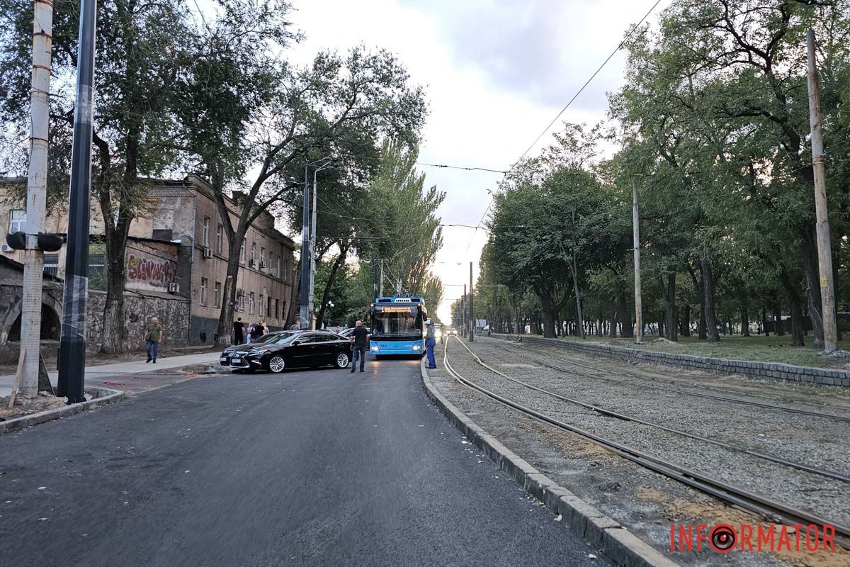 у Дніпрі на Соборній площі утворився затор У Дніпрі через припарковану автівку зупинився рух транспорту Соборною площею 1