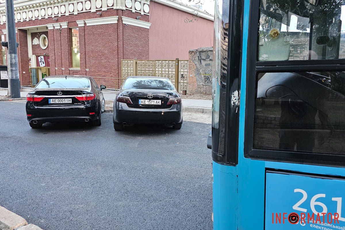 Рух зупинився близько 18:05 У Дніпрі через припарковану автівку зупинився рух транспорту Соборною площею 4