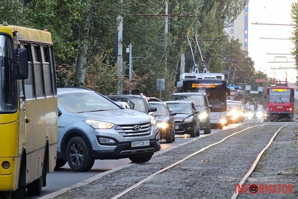 Про це пише Інформатор У Дніпрі через припарковану автівку зупинився рух транспорту Соборною площею 5