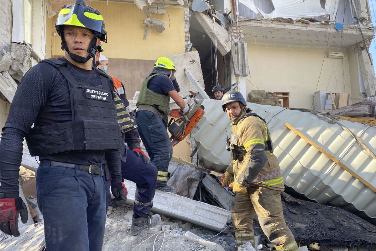 Идут поиски пропавших в Кривом Роге: из-под завалов достали еще два тела 2