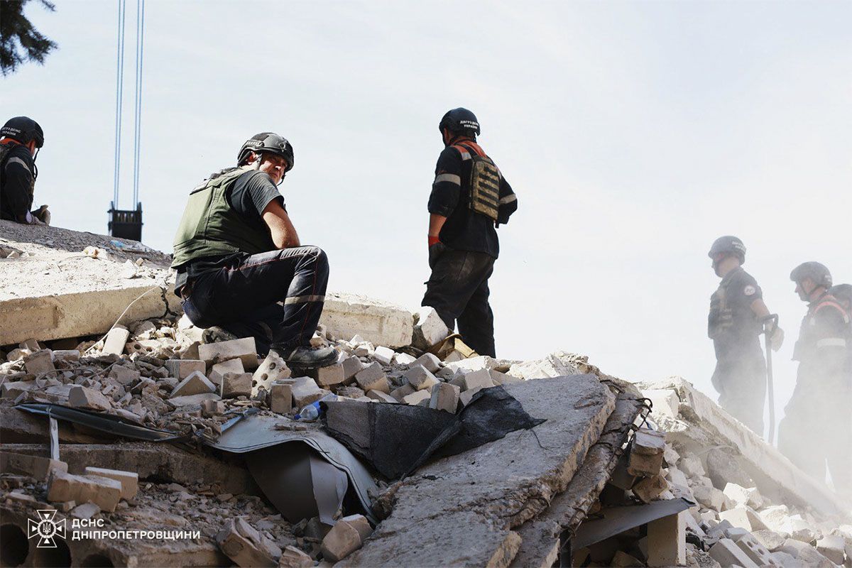 Под завалами может находиться еще один человек Уже трое погибших, поисковая операция продолжается: в Кривом Роге 30 сентября объявили днем траура 5