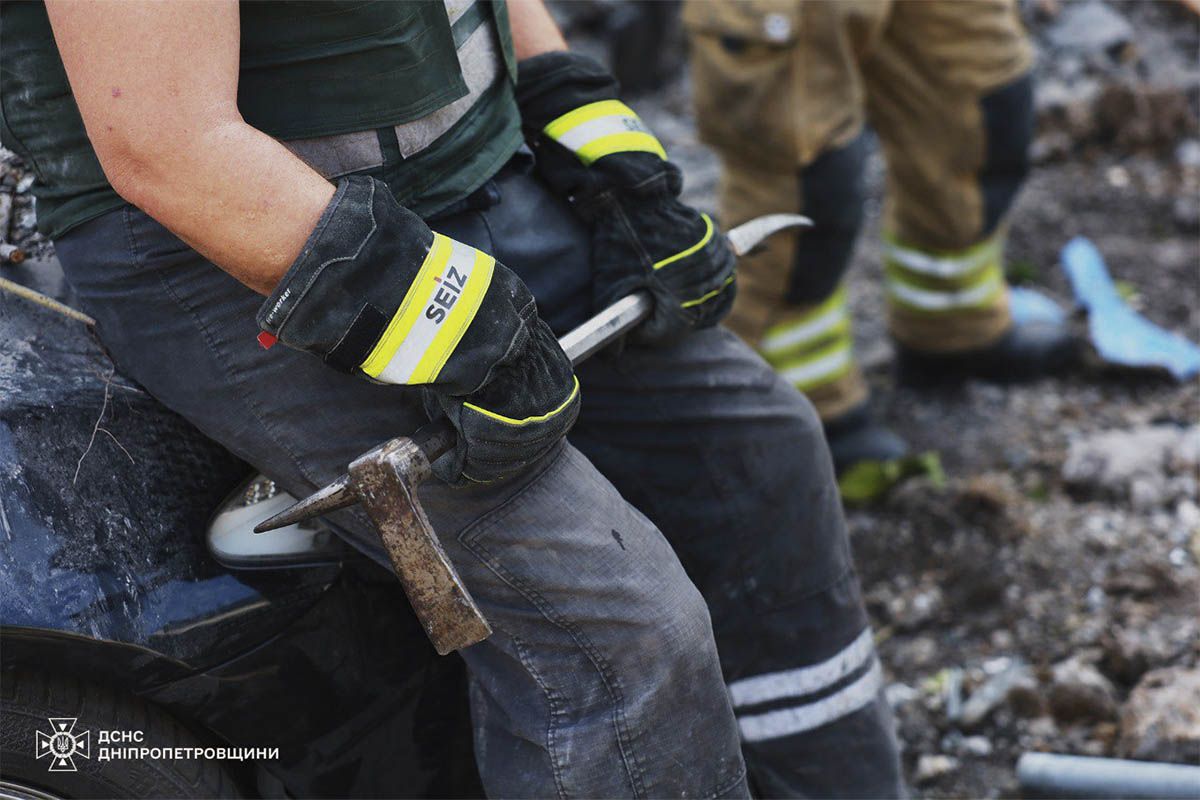 27 сентября враг ударил по админздания полиции Уже трое погибших, поисковая операция продолжается: в Кривом Роге 30 сентября объявили днем траура 2