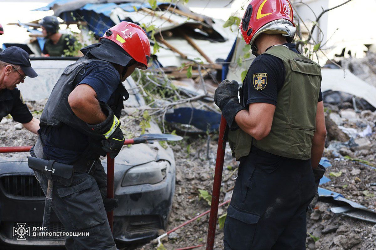 30 сентября в Кривом Роге объявили днем траура по погибшим в результате ракетной атаки по городу Уже трое погибших, поисковая операция продолжается: в Кривом Роге 30 сентября объявили днем траура 1