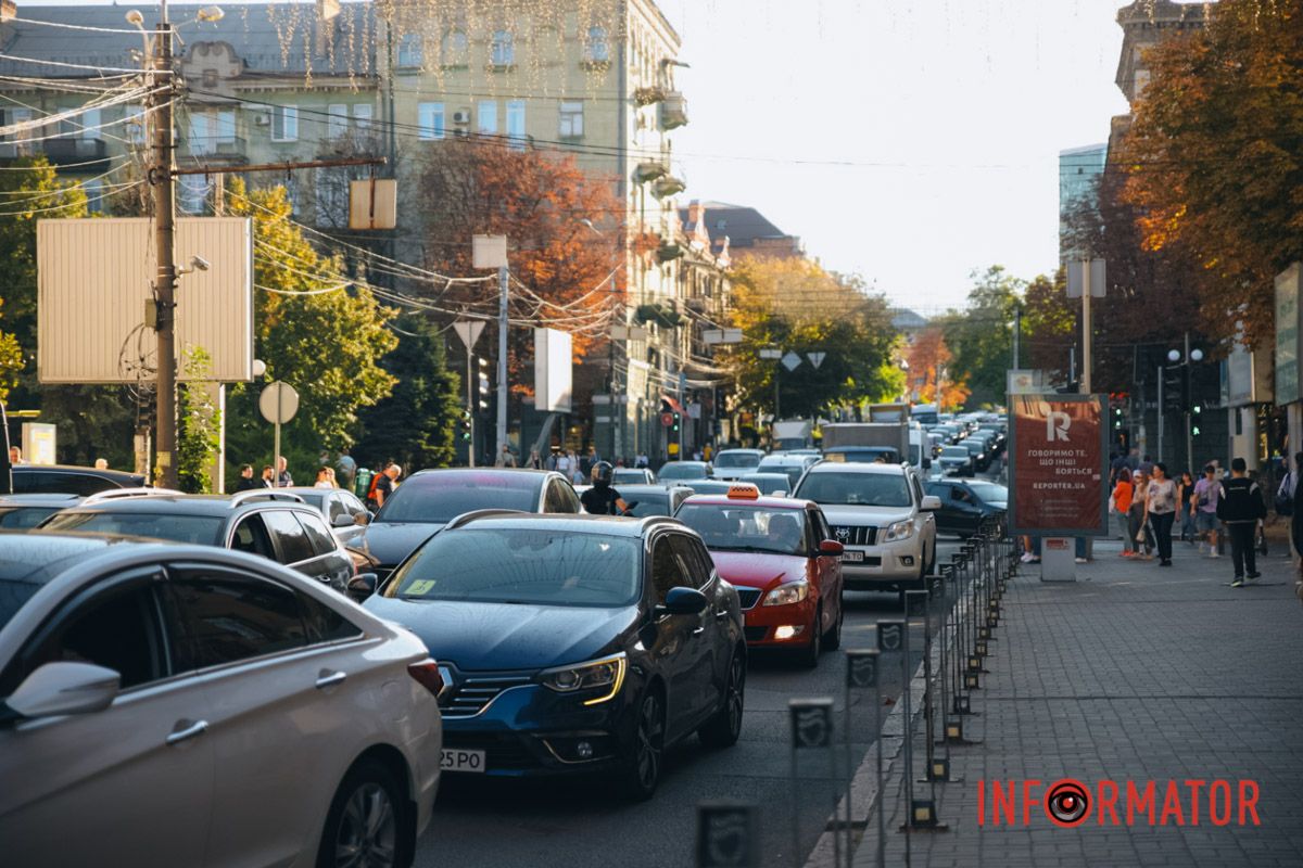 В Днепре из-за дорожных работ на Харьковском центре города застыл в пробках 10