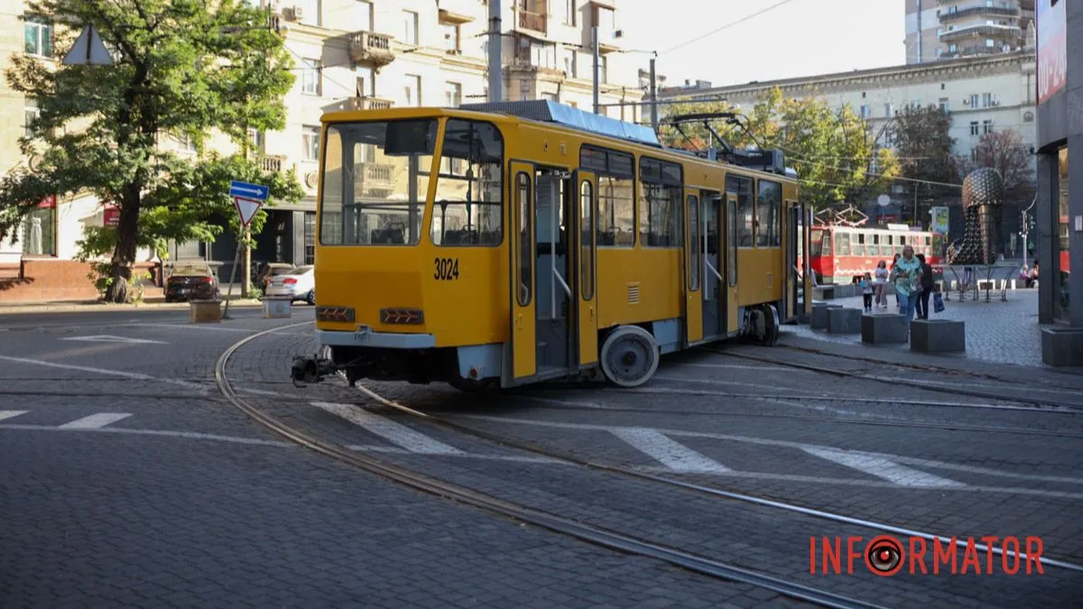 В Днепре возле ТЦ "Пассаж" дрифтовал трамвай №1: транспорт временно не курсирует