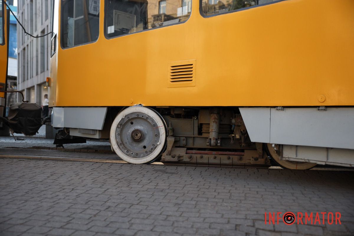 У п'ятницю, 27 вересня, у Дніпрі, поблизу ТЦ “Пасаж”, дрифтував трамвай №1 У Дніпрі біля ТЦ “Пасаж” дрифтував трамвай №1: транспорт тимчасово не курсує 1