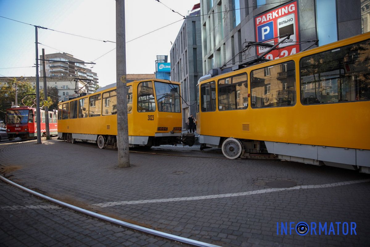 Внаслідок інциденту у трамвая вирвало передні і задні осі, а сам вагон розвернуло уздовж трамвайної колії біля ТЦ У Дніпрі біля ТЦ “Пасаж” дрифтував трамвай №1: транспорт тимчасово не курсує 2