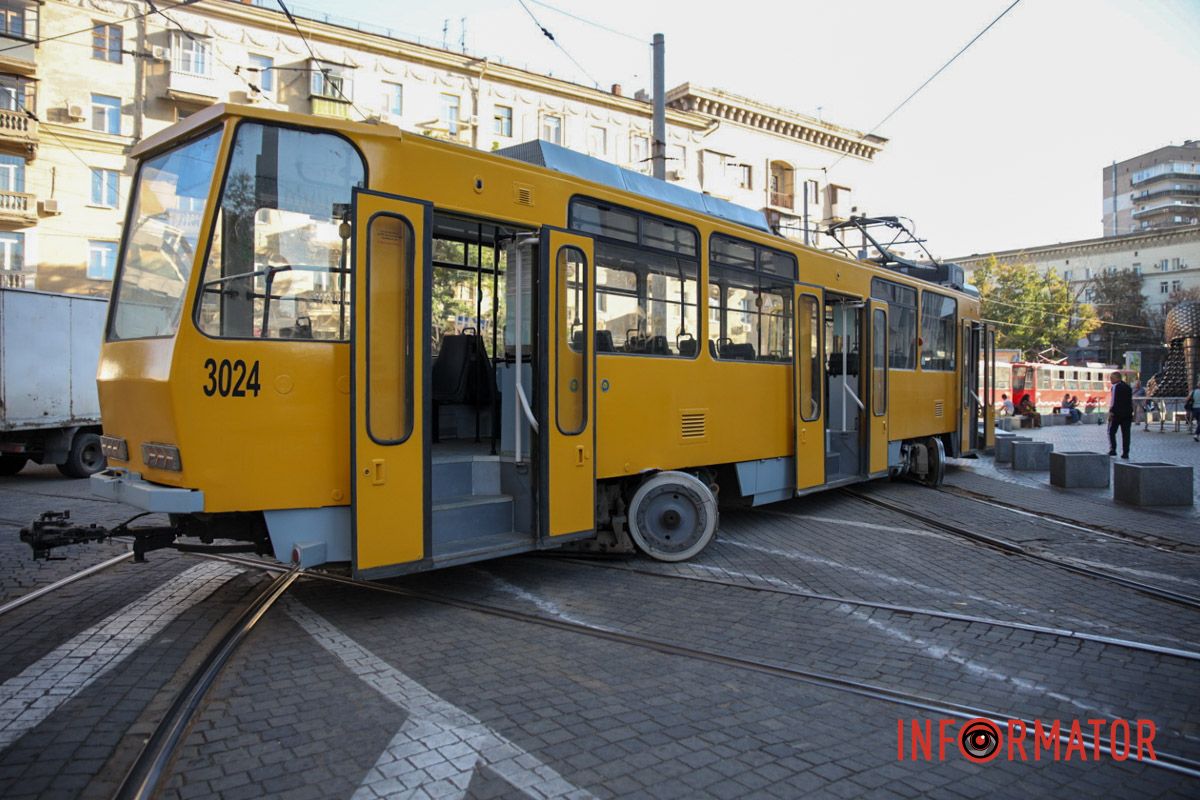 Через це не курсує трамвай №1, як зі сторони університету залізничного транспорту, так і вокзалу У Дніпрі біля ТЦ “Пасаж” дрифтував трамвай №1: транспорт тимчасово не курсує 3