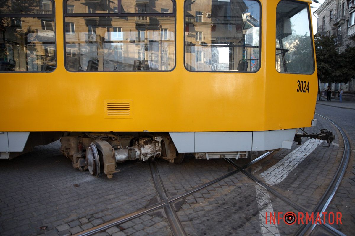 Пусті вагони поодиноко стоять уздовж всього трамвайного маршрута У Дніпрі біля ТЦ “Пасаж” дрифтував трамвай №1: транспорт тимчасово не курсує 4
