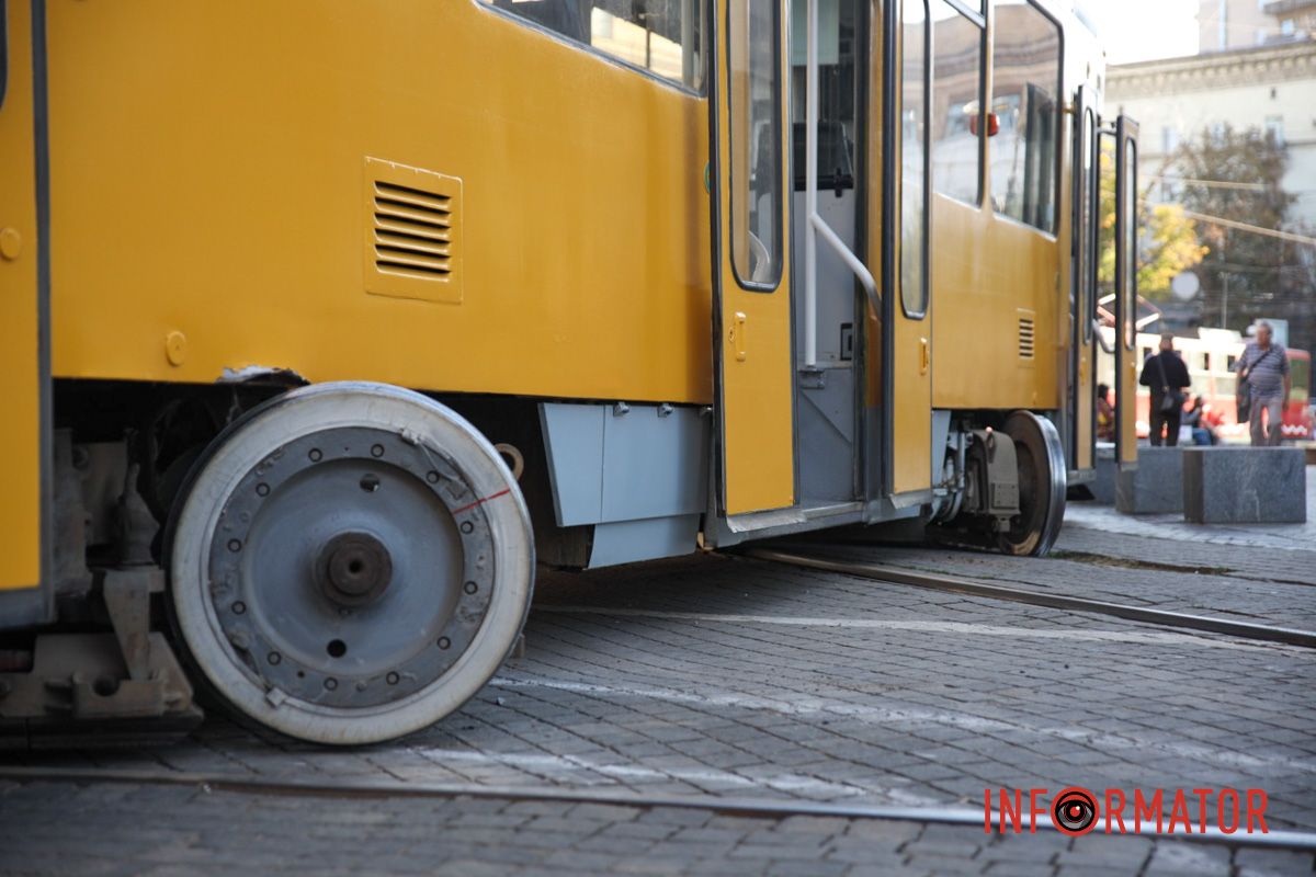 Попередньо, ніхто в інциденті з пасажирів не постраждав У Дніпрі біля ТЦ “Пасаж” дрифтував трамвай №1: транспорт тимчасово не курсує 5