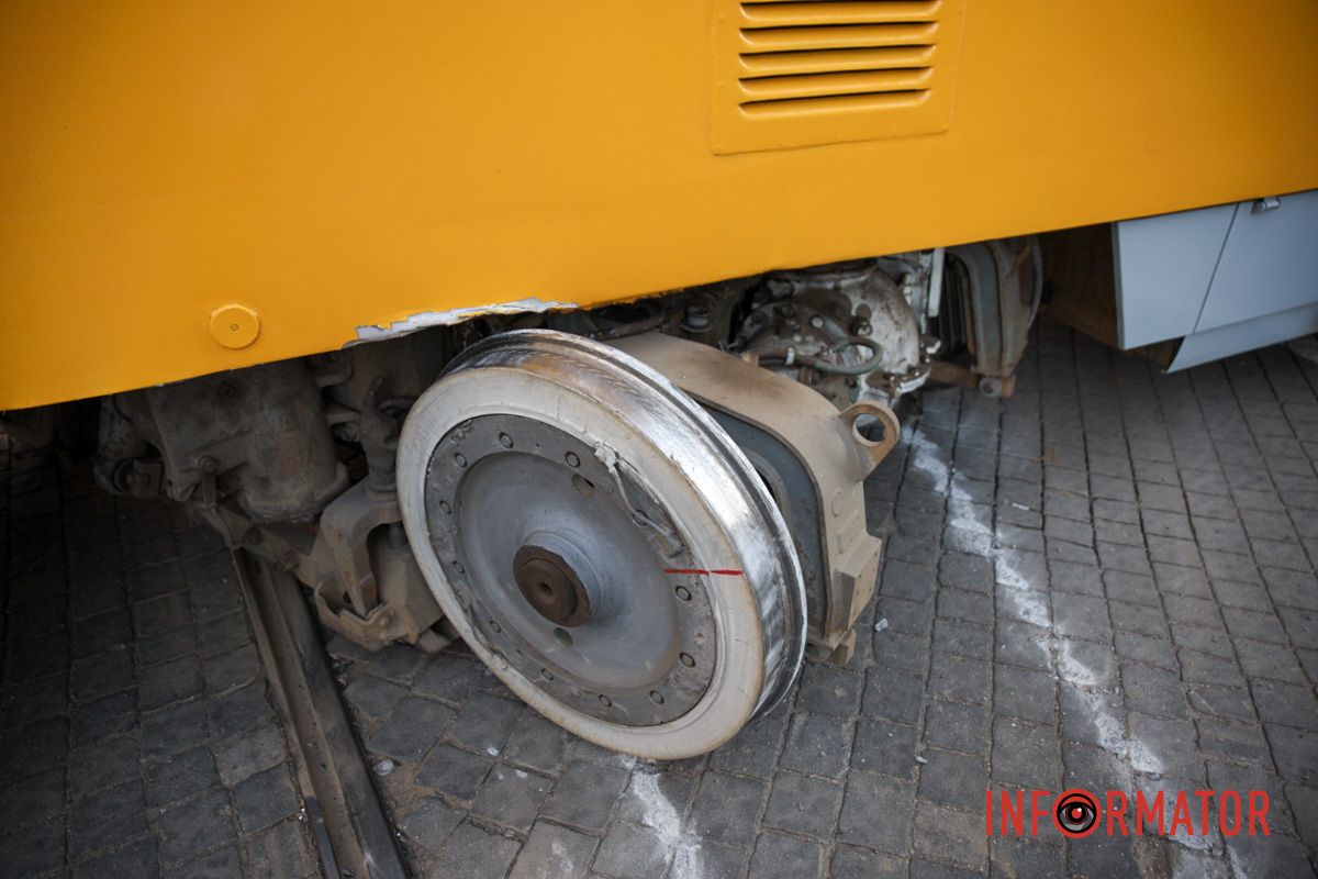 За оцінками комунальників, аби прибрати трамвай з дороги знадобитися щонайменше 2 години.  У Дніпрі біля ТЦ “Пасаж” дрифтував трамвай №1: транспорт тимчасово не курсує 6