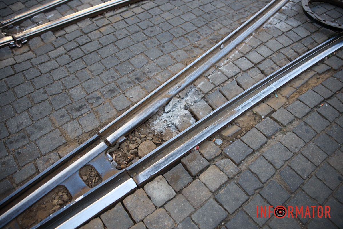 Тому краще шукайте альтернативний маршрут. У Дніпрі біля ТЦ “Пасаж” дрифтував трамвай №1: транспорт тимчасово не курсує 7