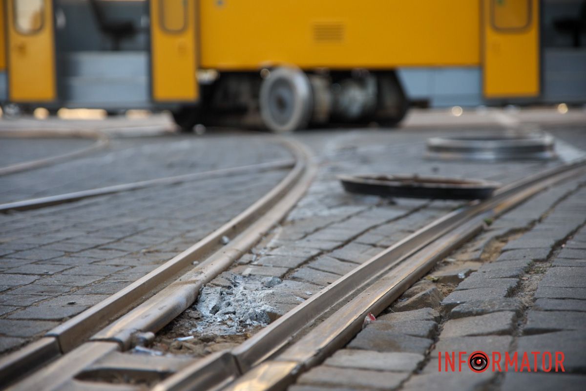 Комунальники також заявили, що станом на 17:00, трамвай №1 курсує по маршруту №7 У Дніпрі біля ТЦ “Пасаж” дрифтував трамвай №1: транспорт тимчасово не курсує 8