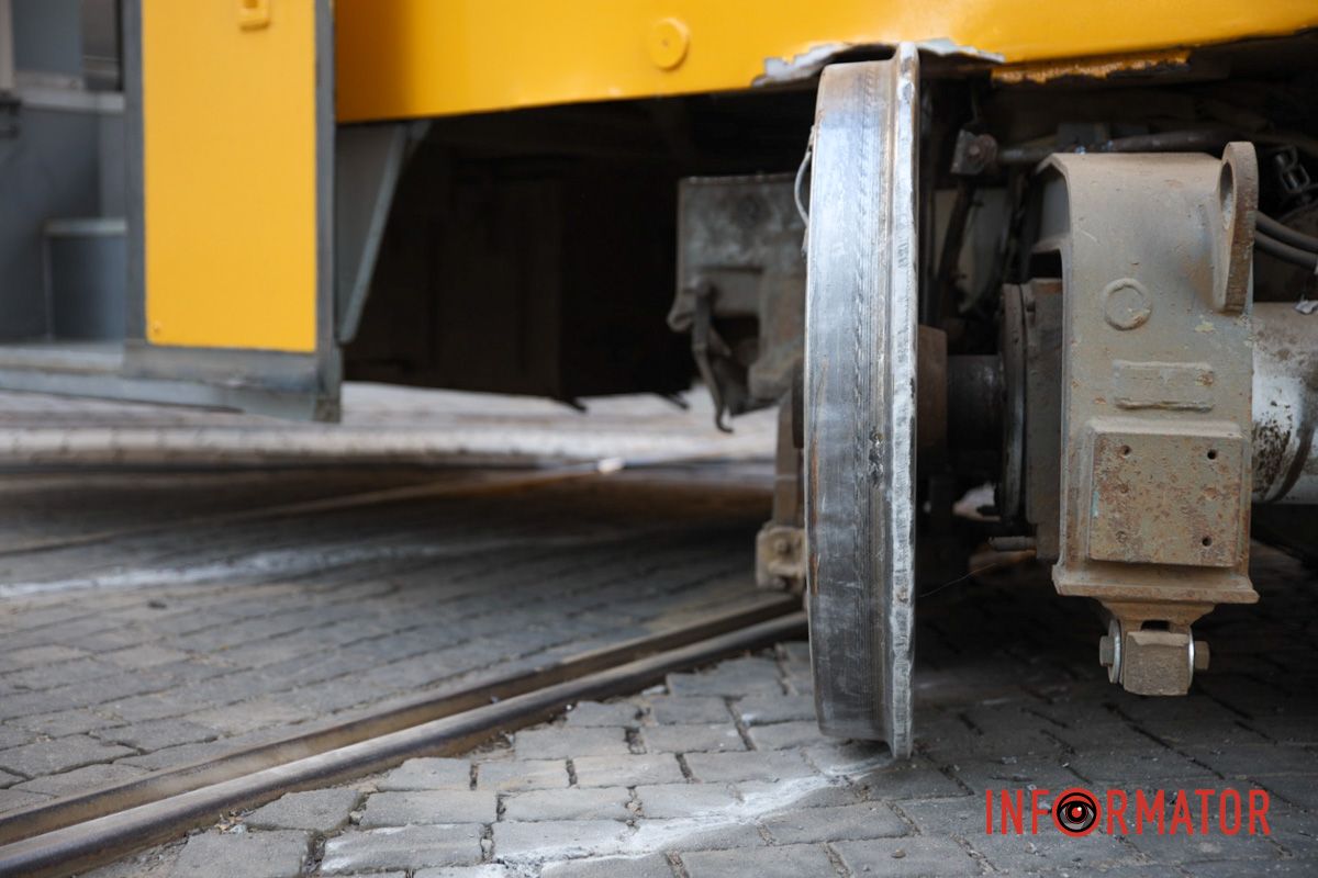 Наразі офіційних оголошень щодо цього не було У Дніпрі біля ТЦ “Пасаж” дрифтував трамвай №1: транспорт тимчасово не курсує 9