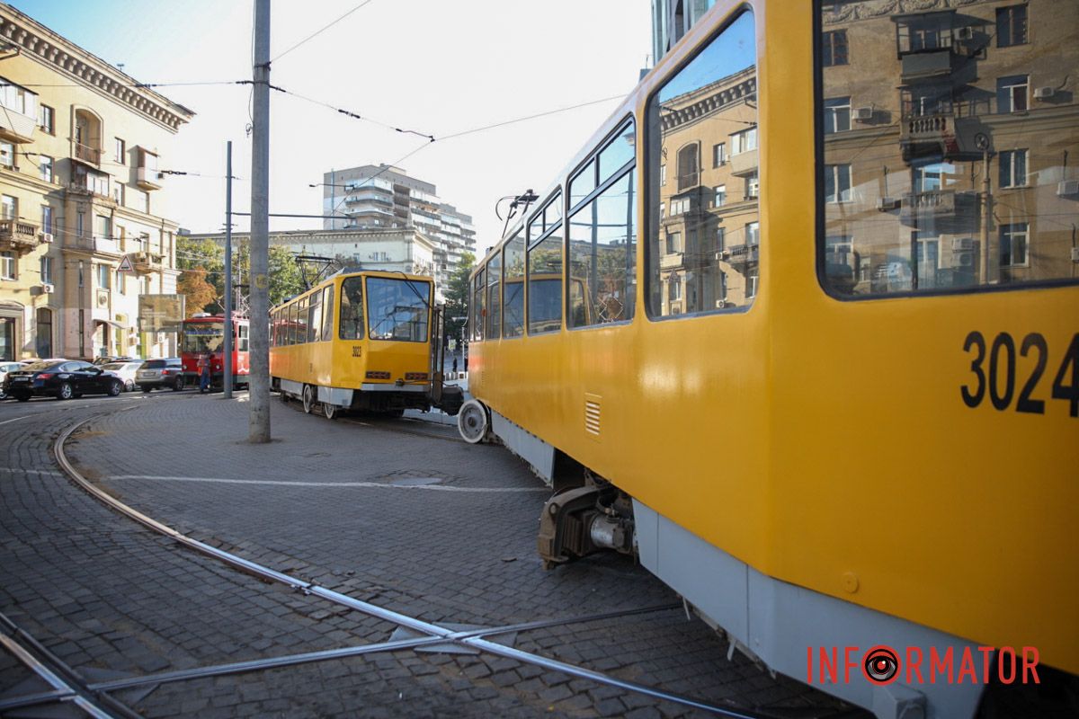 На місці працюють комунальні служби У Дніпрі біля ТЦ “Пасаж” дрифтував трамвай №1: транспорт тимчасово не курсує 10