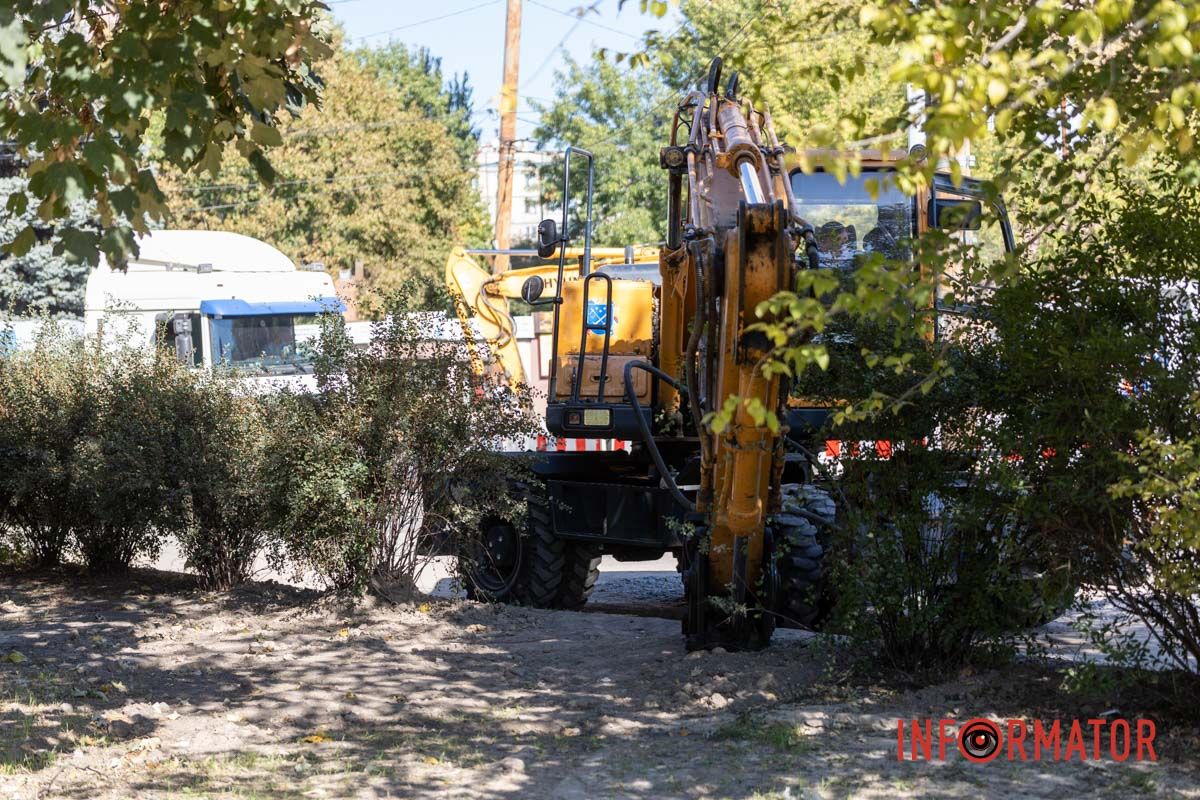 Огороженная территория безопасности жителей В Днепре на Старочумацкой завершают 2 этап ремонта коллектора 17