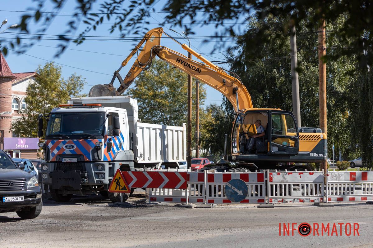 Выкопанные траншеи для новых труб В Днепре на Старочумацкой завершают 2 этап ремонта коллектора 22