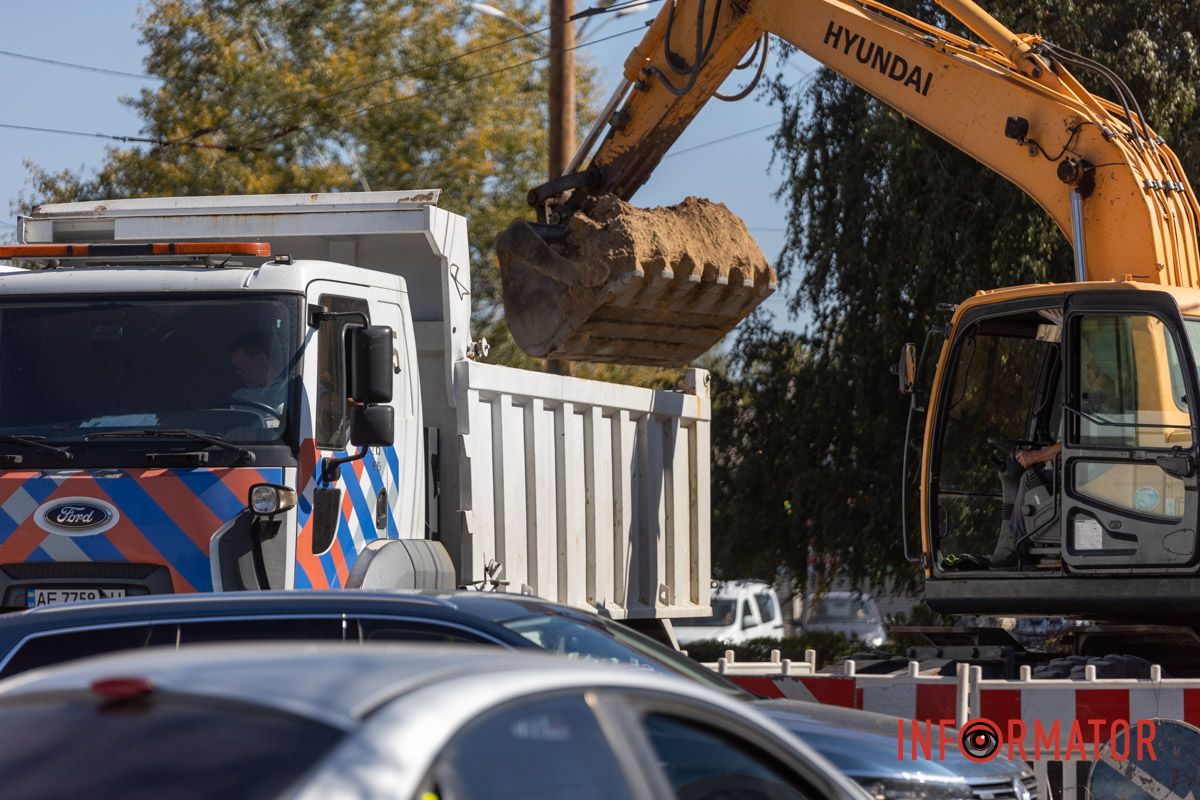 Работы ведутся параллельно с потоком транспорта В Днепре на Старочумацкой завершают 2 этап ремонта коллектора 23