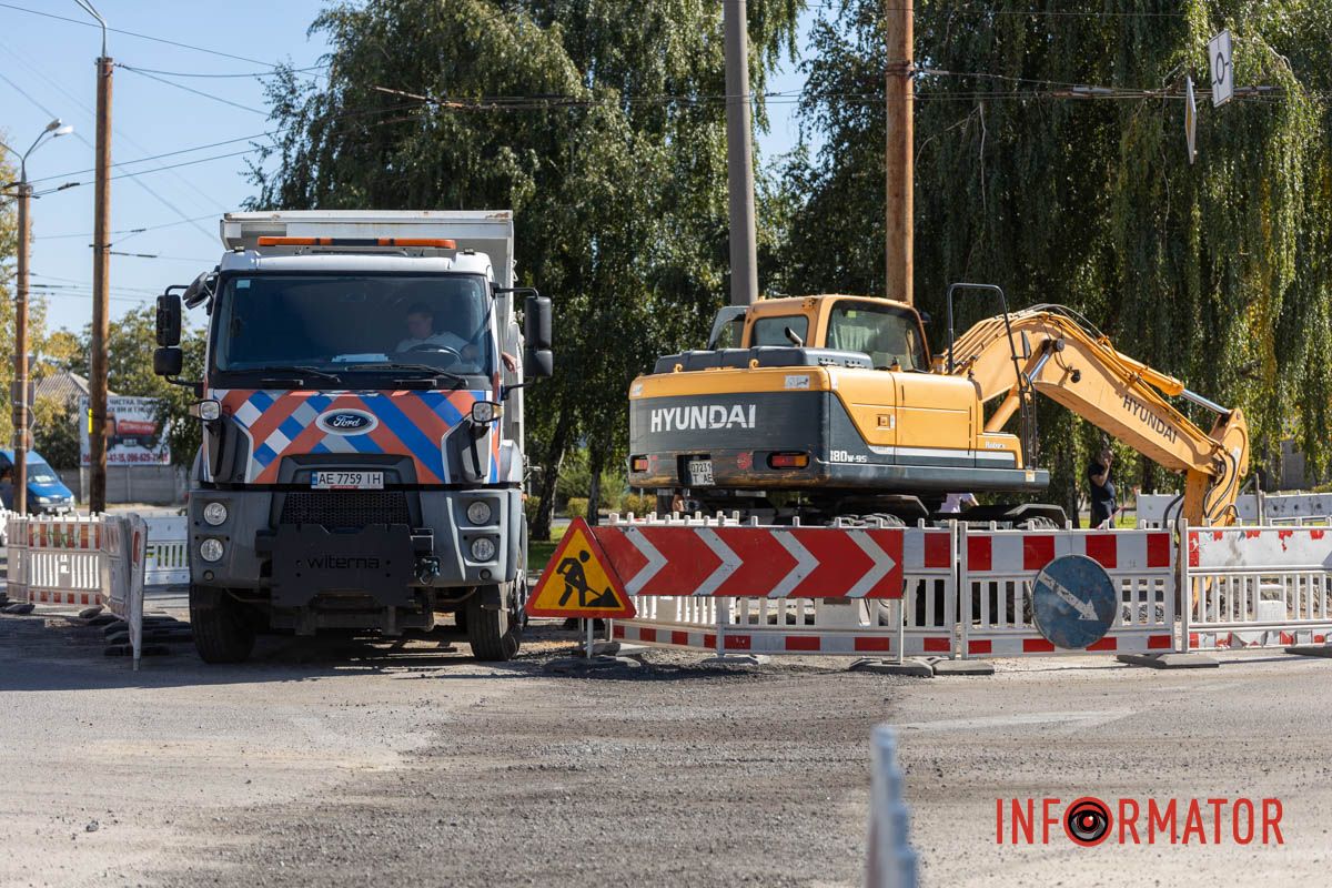 Работают несколько экскаваторов В Днепре на Старочумацкой завершают 2 этап ремонта коллектора 24