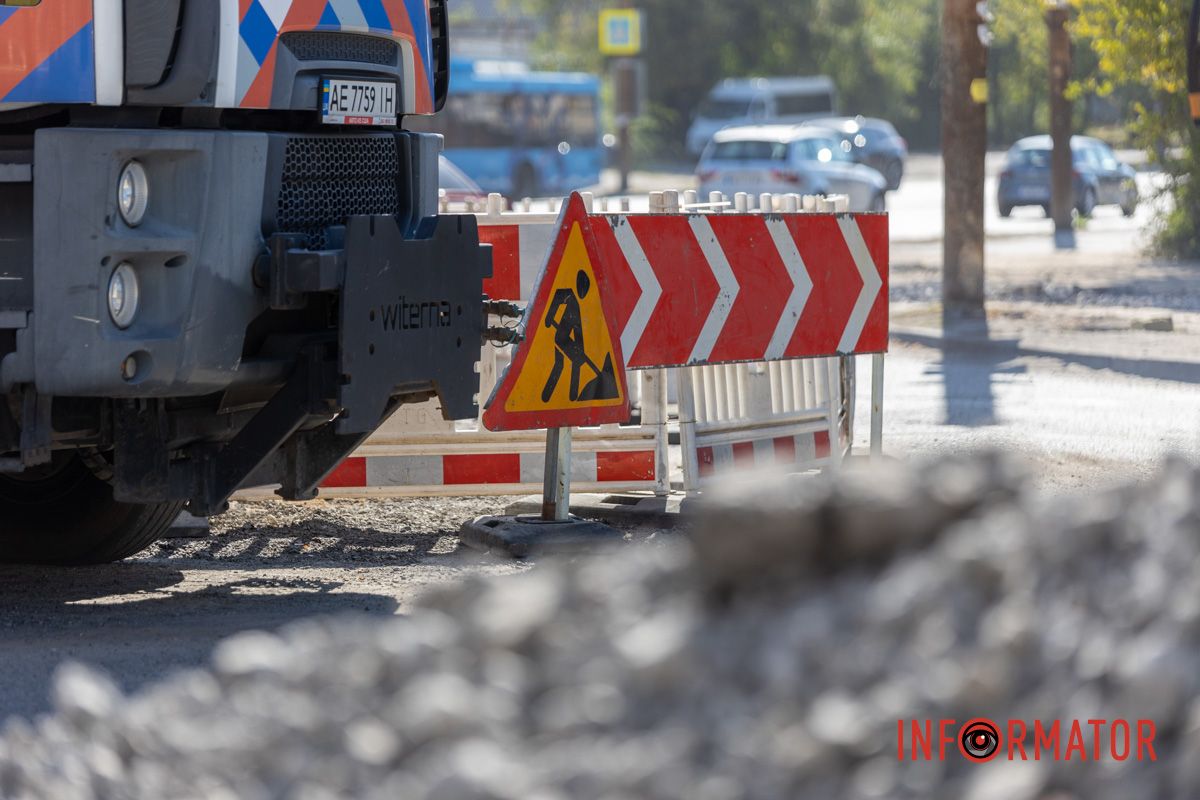 Техника работает в районе кольцевой развязки В Днепре на Старочумацкой завершают 2 этап ремонта коллектора 13
