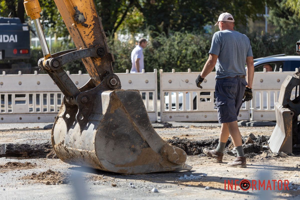 Территория ограждена забором В Днепре на Старочумацкой завершают 2 этап ремонта коллектора 5