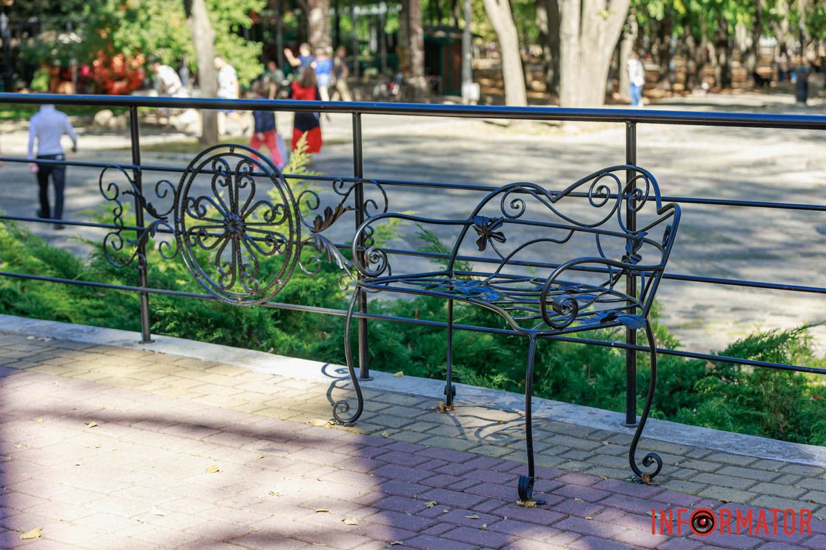 Новая фотозона и декор: в парке Шевченко в Днепре появились кованые лавки 14