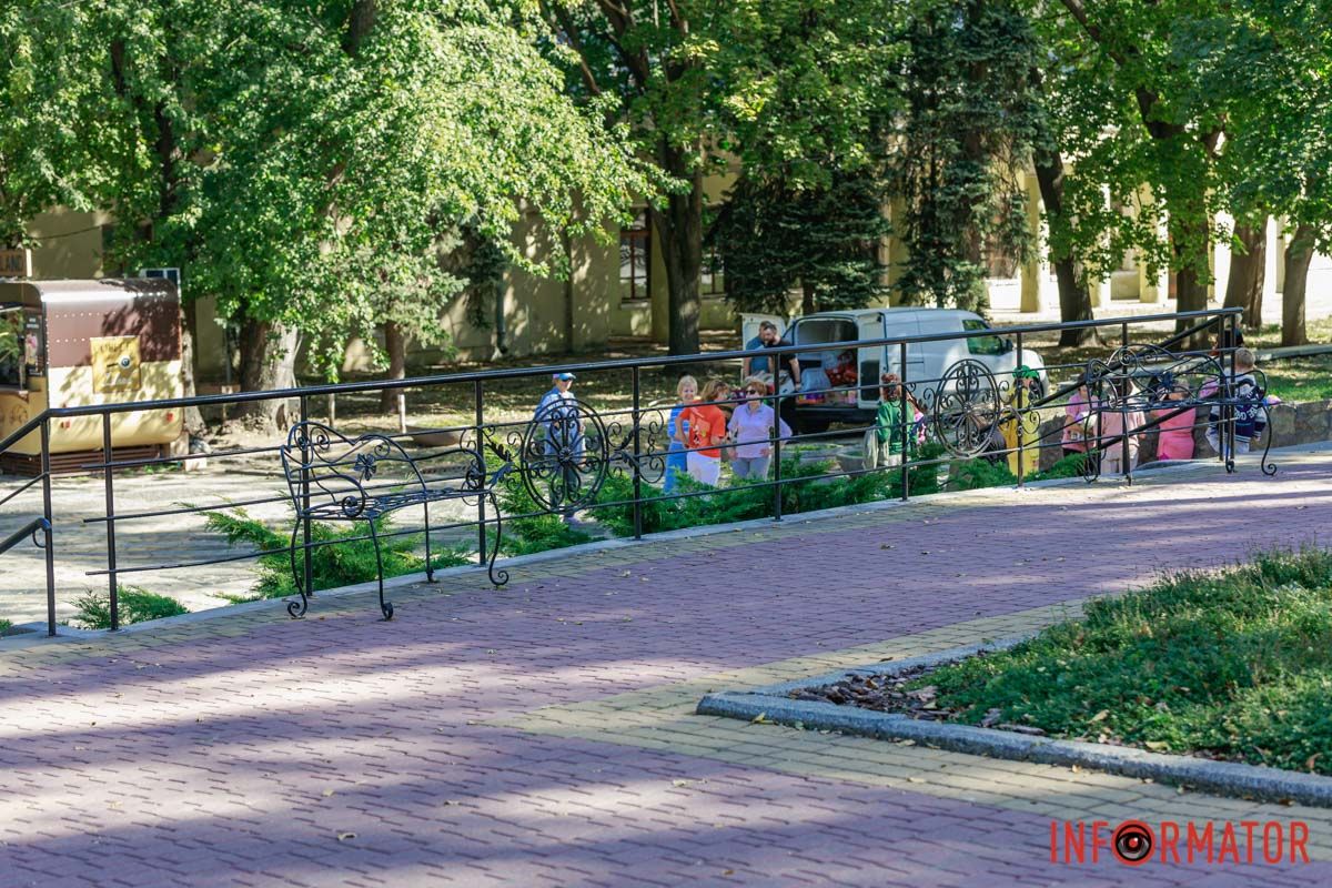 Новая фотозона и декор: в парке Шевченко в Днепре появились кованые лавки 12