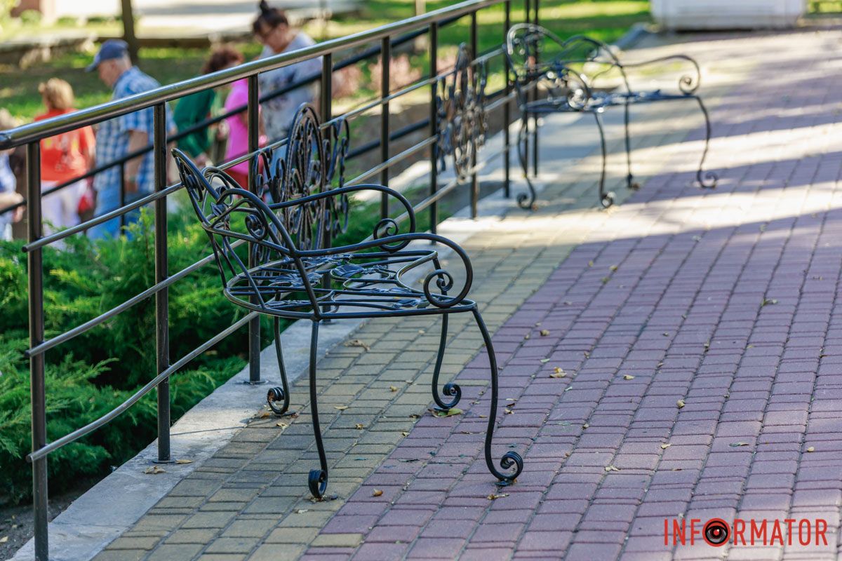 Новая фотозона и декор: в парке Шевченко в Днепре появились кованые лавки 9
