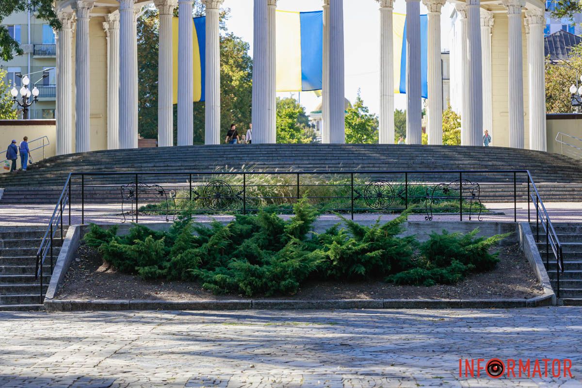 Новая фотозона и декор: в парке Шевченко в Днепре появились кованые лавки 3