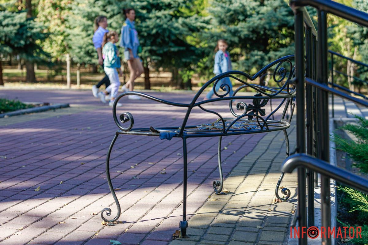 Новая фотозона и декор: в парке Шевченко в Днепре появились кованые лавки 1