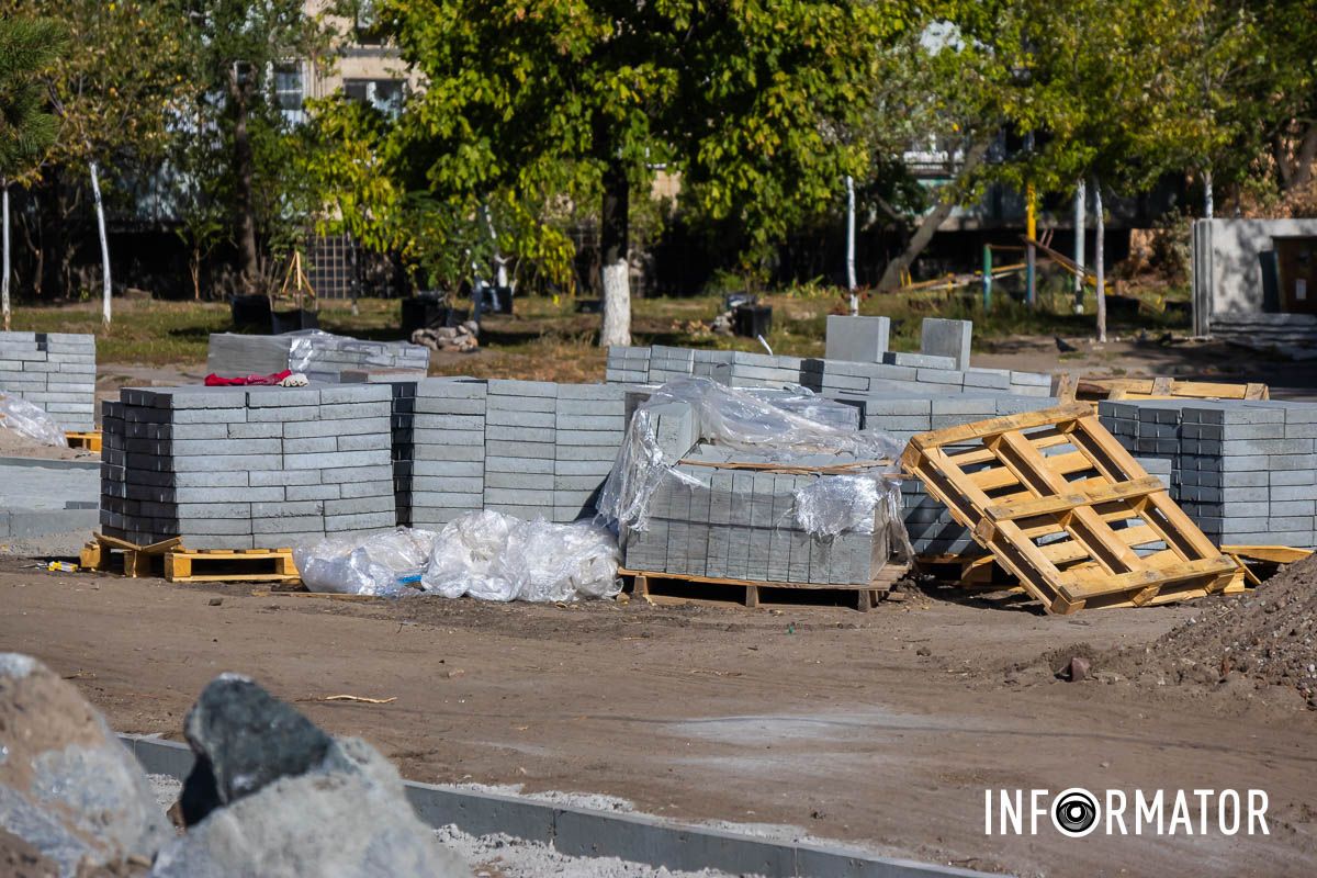 На їхню думку, відпочивати на них буде неможливо У Дніпрі на Сонячній Набережній створюють новий сквер поруч із занедбаним дитячим майданчиком: як це виглядає 10