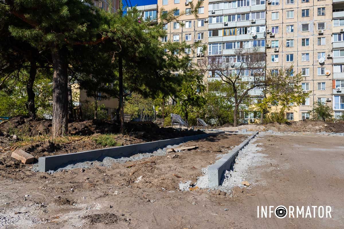 На момент зйомки до журналістів звернулися місцеві мешканці У Дніпрі на Сонячній Набережній створюють новий сквер поруч із занедбаним дитячим майданчиком: як це виглядає 8