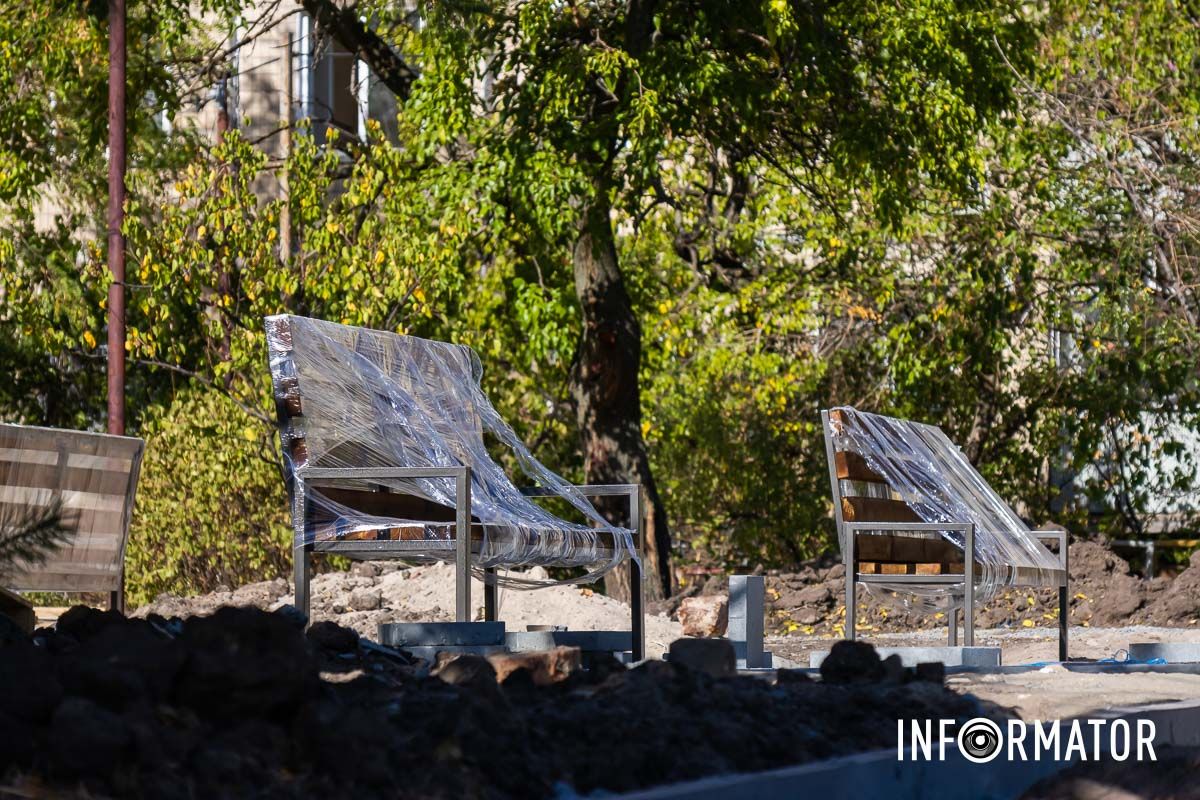 На місці знаходяться будівельні матеріали: плитка та каміння для декору У Дніпрі на Сонячній Набережній створюють новий сквер поруч із занедбаним дитячим майданчиком: як це виглядає 7