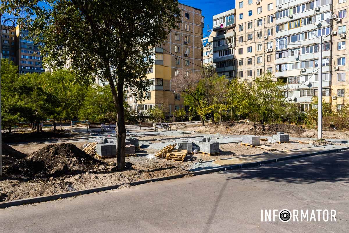 Сонячна Набережна у Дніпрі У Дніпрі на Сонячній Набережній створюють новий сквер поруч із занедбаним дитячим майданчиком: як це виглядає 19
