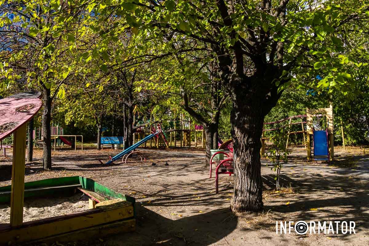 На територію страшно заходити  У Дніпрі на Сонячній Набережній створюють новий сквер поруч із занедбаним дитячим майданчиком: як це виглядає 26