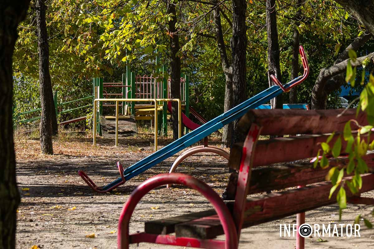На думку мешканців, таке “сусідство” виглядатиме дещо дивно У Дніпрі на Сонячній Набережній створюють новий сквер поруч із занедбаним дитячим майданчиком: як це виглядає 23