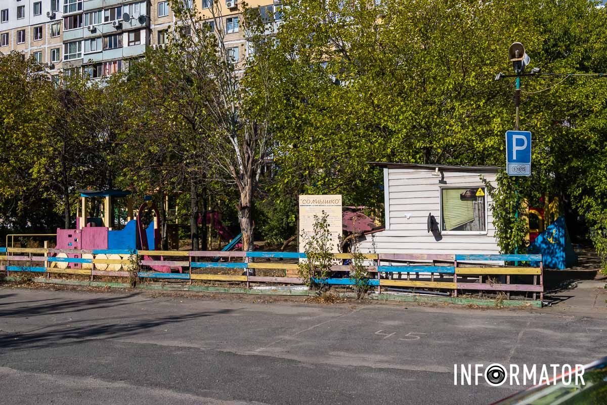 Люди стверджують, що його також потрібно відремонтувати У Дніпрі на Сонячній Набережній створюють новий сквер поруч із занедбаним дитячим майданчиком: як це виглядає 21