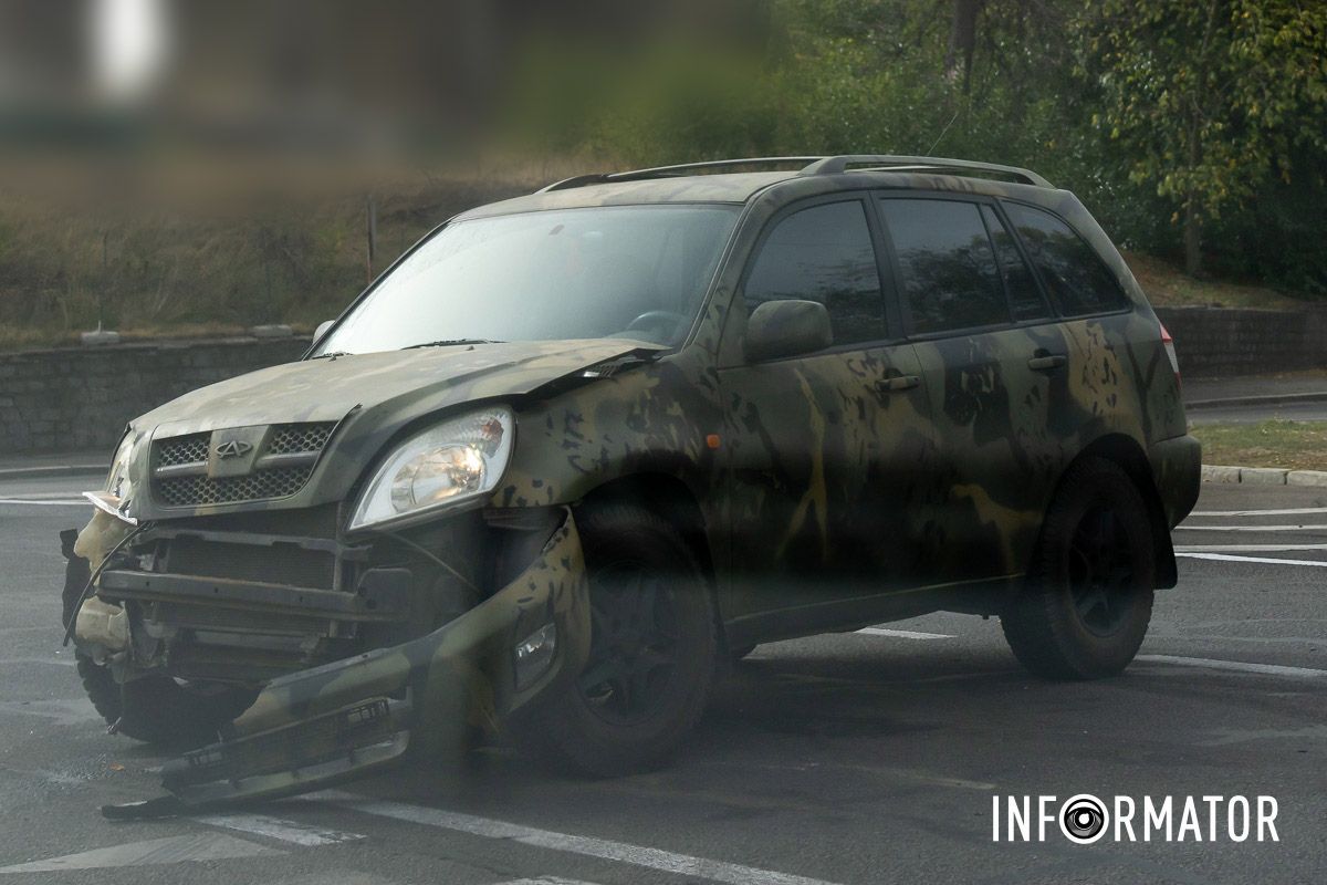 У понеділок, 30 вересня, на Набережній Перемоги, в районі Мерефо-Херсонського мосту, сталася аварія