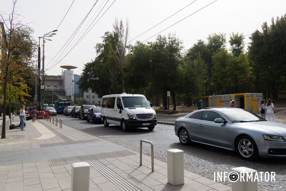 Через це затримуються тролейбуси №1, №10, №16 та №21 У Дніпрі на Соборній площі утворився затор: причина 4