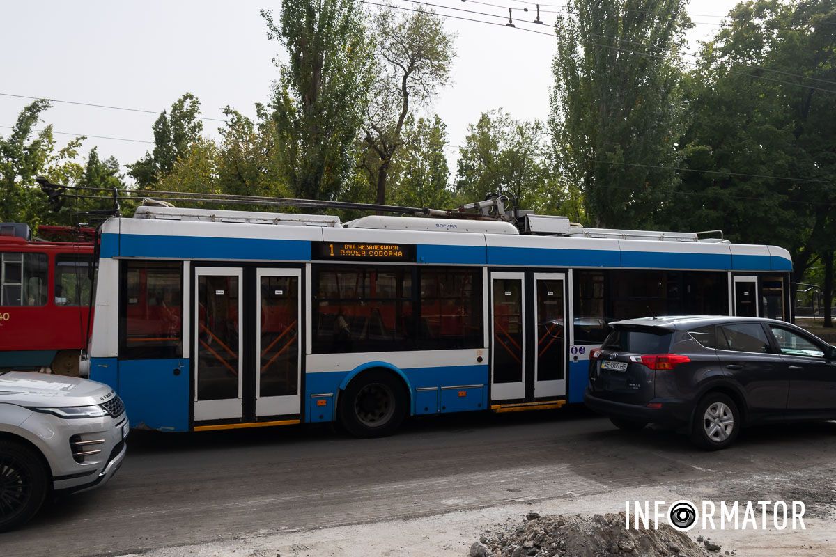 Враховуйте цю інформацію під час планування поїздок містом У Дніпрі на Соборній площі утворився затор: причина 5