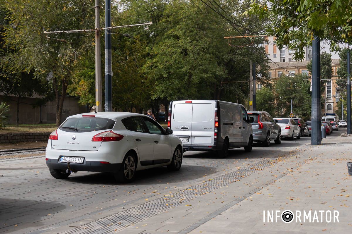 Фото: Дмитро Федоров У Дніпрі на Соборній площі утворився затор: причина 9