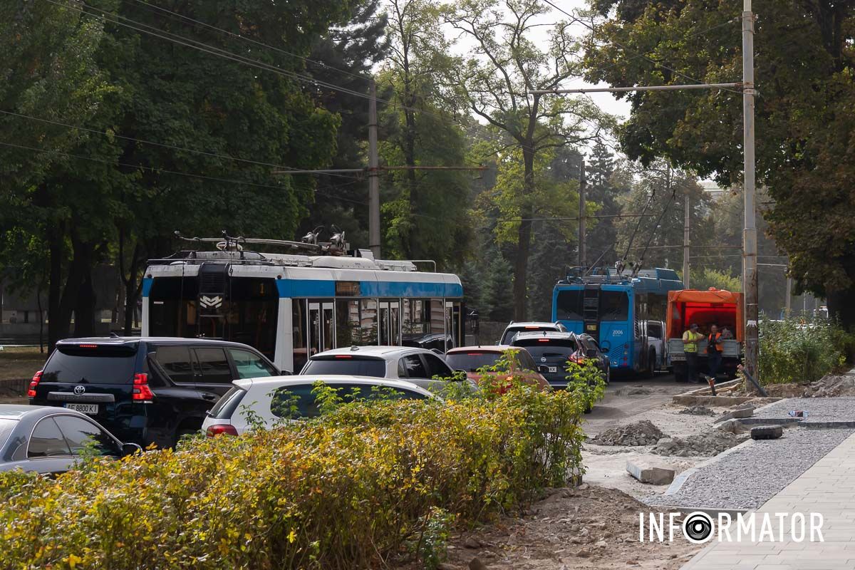 Обирайте альтернативні маршрути У Дніпрі на Соборній площі утворився затор: причина 6