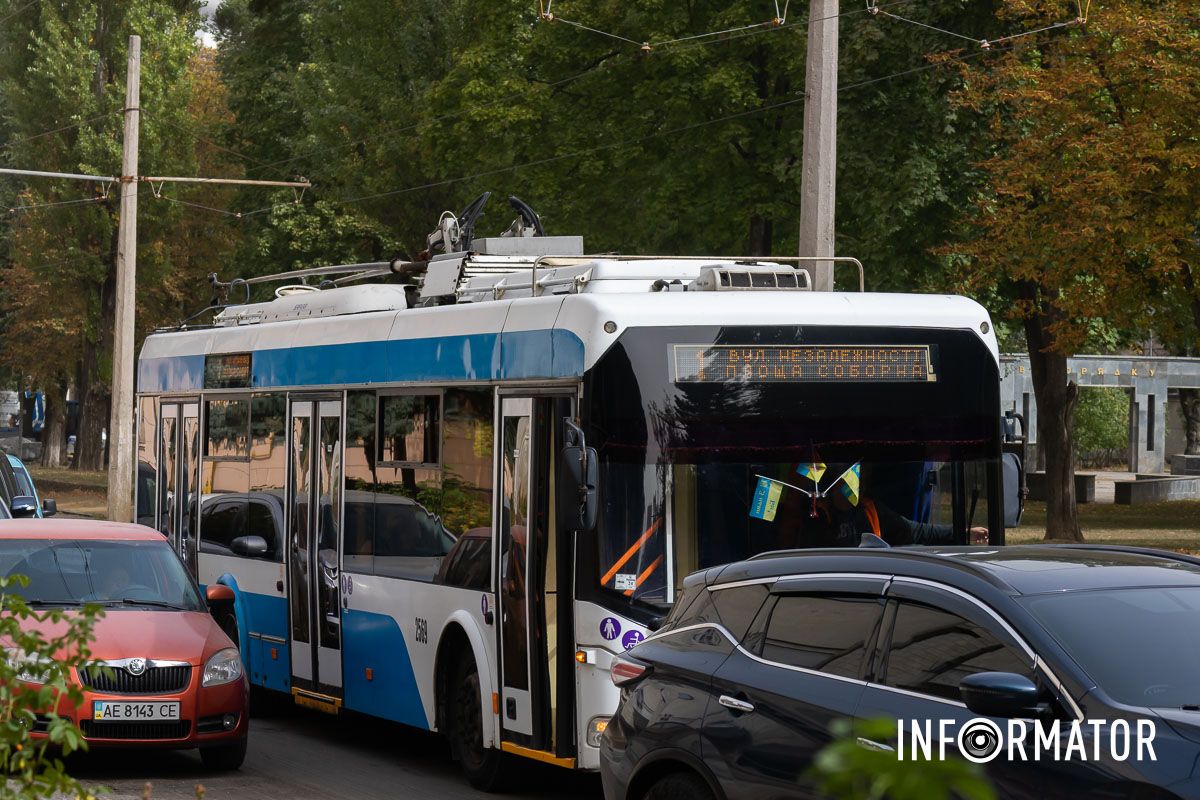 Тролейбус №1 У Дніпрі на Соборній площі утворився затор: причина 8