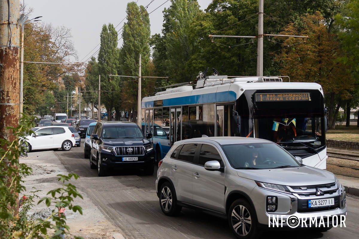 Коли транспортний засіб мають прибрати з проїзної частини — невідомо У Дніпрі на Соборній площі утворився затор: причина 3