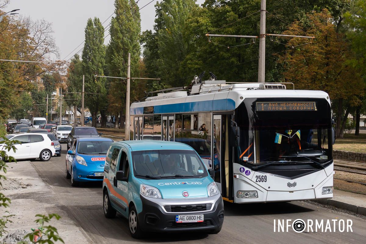 На Соборній площі зламався тролейбус №1 У Дніпрі на Соборній площі утворився затор: причина 1