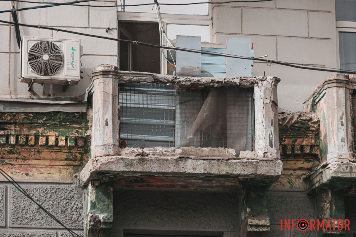 Частини каміння впали на пішохідну зону Частини каміння впали на пішохідну зону