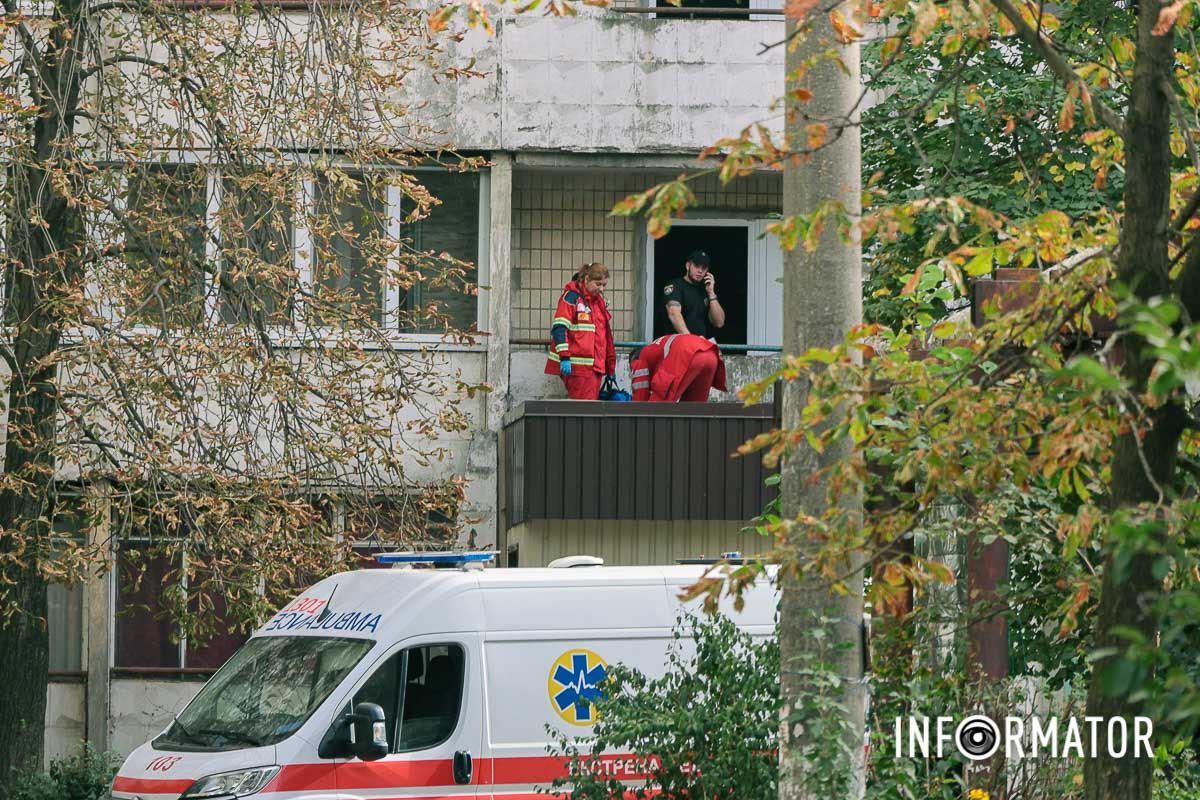 Вона приземлилася на піддашшя під'їзду У Дніпрі на проспекті Героїв жінка впала з багатоповерхівки 2