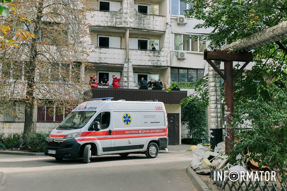 Біля будинку знаходяться рятувальники, медики та поліцейські У Дніпрі на проспекті Героїв жінка впала з багатоповерхівки 7