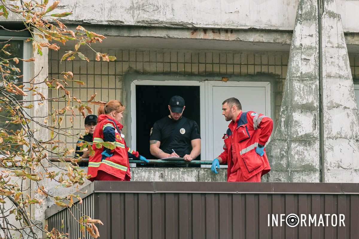 Інцидент трапився близько 14:00 У Дніпрі на проспекті Героїв жінка впала з багатоповерхівки 3